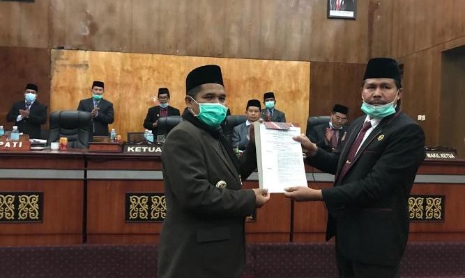 Bupati Bener Meriah Sarkawi dan Ketua DPRK M. Saleh