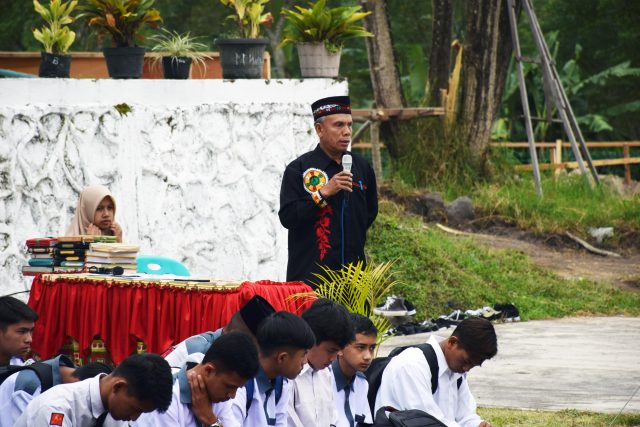 Ketua Majelis Adat Gayo Bener Meriah Drs Bukhari di MAN 1 Bener Meriah. Selasa, 19/7/2022.