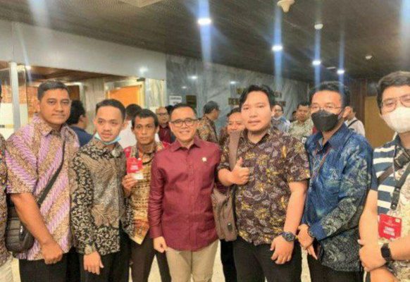 Menpan RB Azwar Anas bersam Ketua PTTI Mochamad Ginanjar Riana dan rekan di Gedung DPR RI Usai RDU dengan Komisi II, dan sejumlah Instansi. Foto Dok PTTI