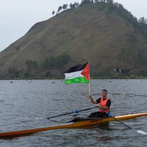 Aulia Rahman Memegang Bendera Palestina di Danau Lut Tawar Aceh Tengah