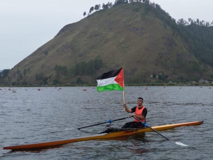 Aulia Rahman Memegang Bendera Palestina di Danau Lut Tawar Aceh Tengah